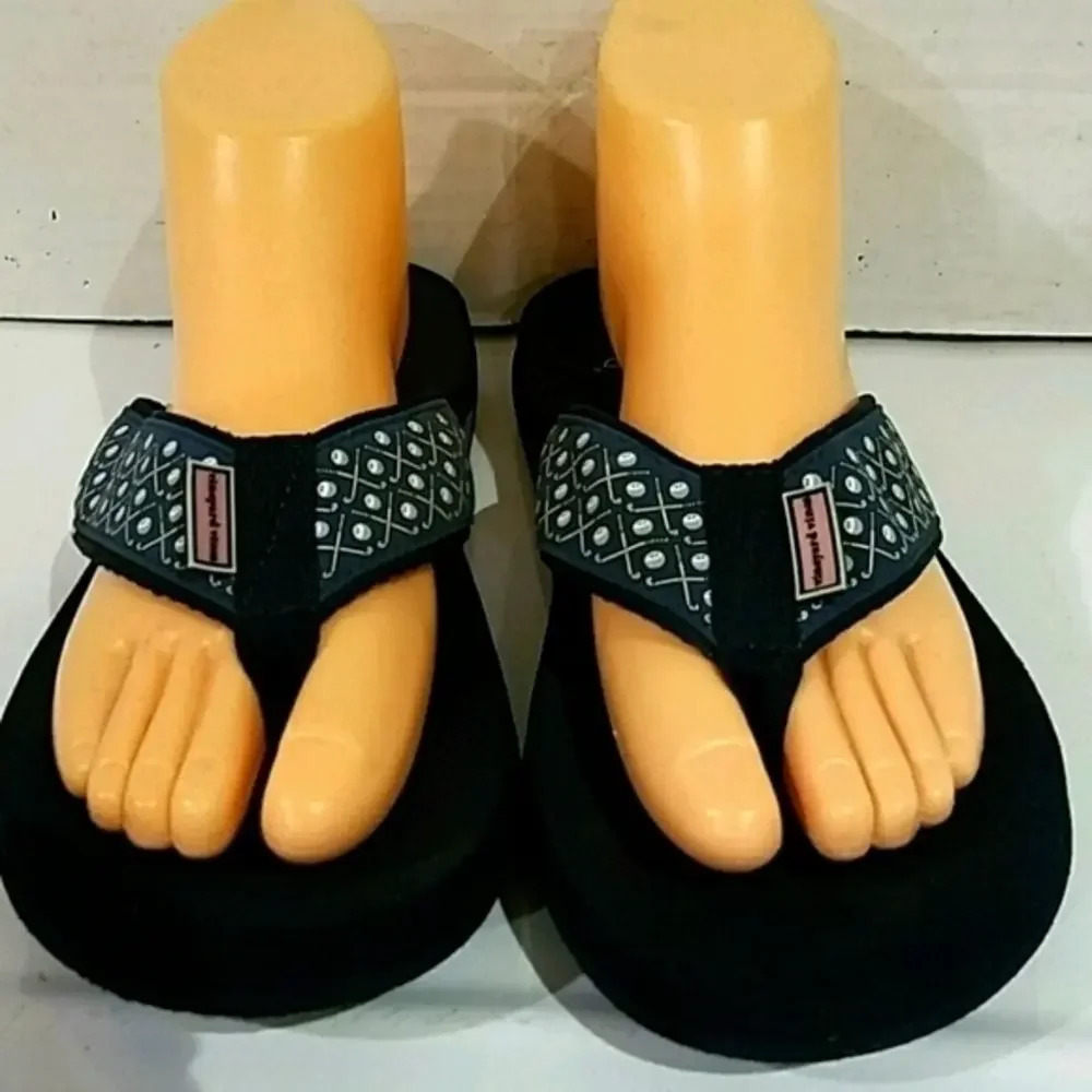 LADIES VINEYARD VINES NAVY FLIP‎ FLOPS (sz 5)